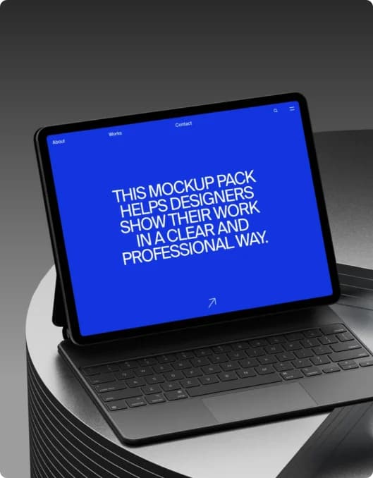 Tablet mit Tastatur zeigt eine blaue Website